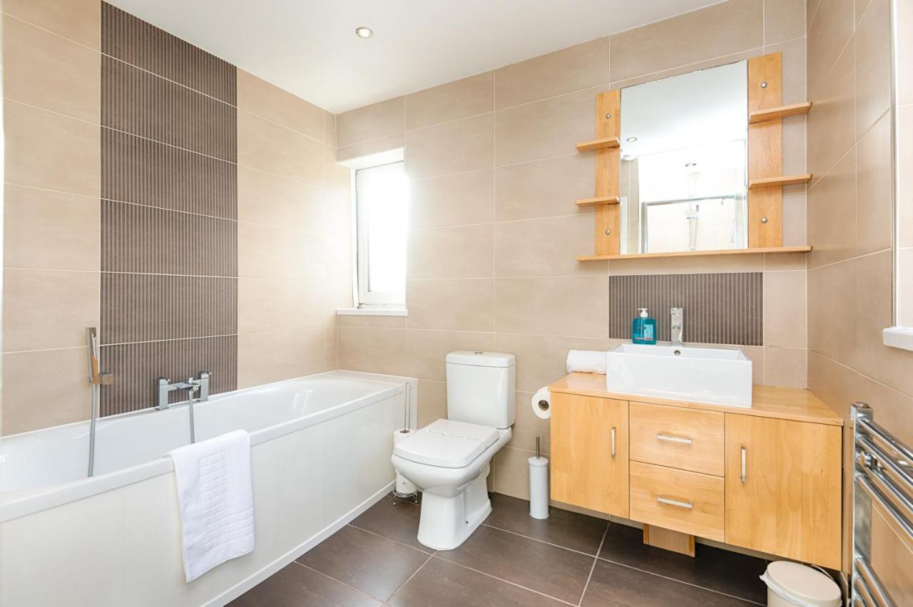 Parking, Garden, En-Suite & Tv'S In All Rooms, Large Living Space สวอนซี ภายนอก รูปภาพ